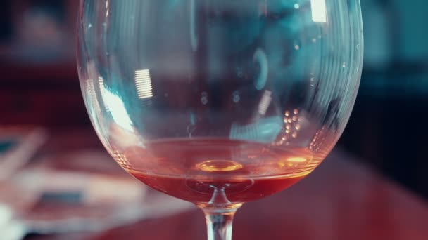 Wlewanie Wina Kieliszka Wina — Wideo stockowe