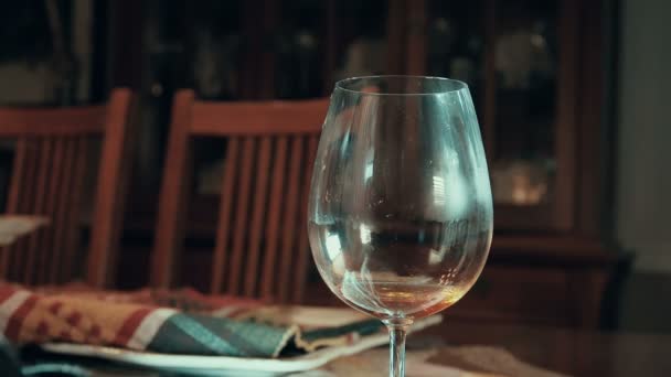Wlewanie Wina Kieliszka Wina — Wideo stockowe