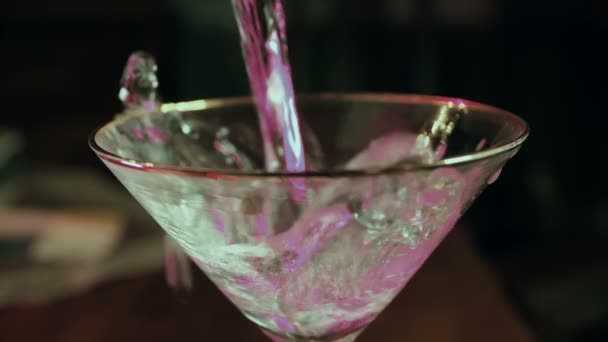 Nalanie Alkoholu Szklance Martini — Wideo stockowe