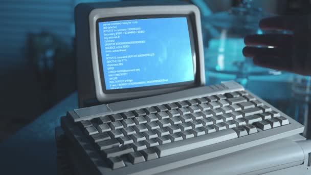 古いコンピュータ上のコーディングやハッキング コンピュータコードを構成するI — ストック動画