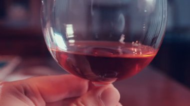 Şarap kadehte ağır çekimde