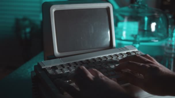 Retro Stijl Computer Met Leeg Scherm — Stockvideo