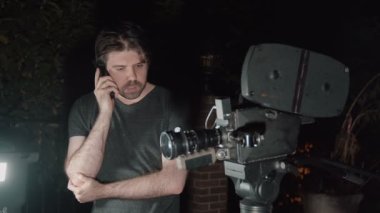 Antika bir 16mm film kamerası, bir CP16. Telefonda bir adamla. Film yapmak ya da film yapmak..