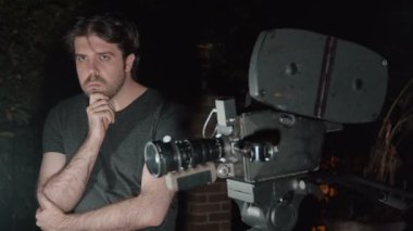 Antika bir 16mm film kamerası, bir CP16. Film yapmayı ya da film yapmayı düşünen bir film yapımcısıyla..