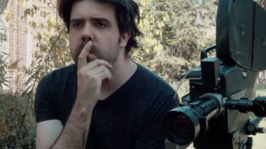 Antika bir 16mm film kamerası, bir Cp16. Sinirli bir film yapımcısı, film yapımcılığını ya da film yapımcılığını ön plana çıkarıyor..
