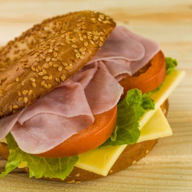 Jambon Peynir ve Salata Tost Simit