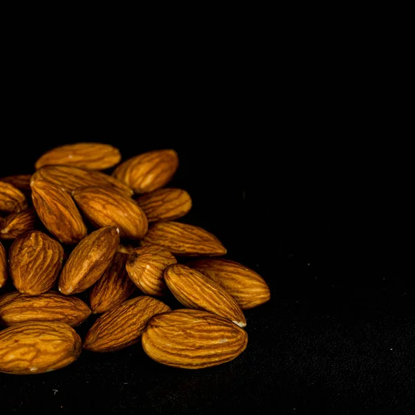 Un puñado de almendras —  Fotos de Stock