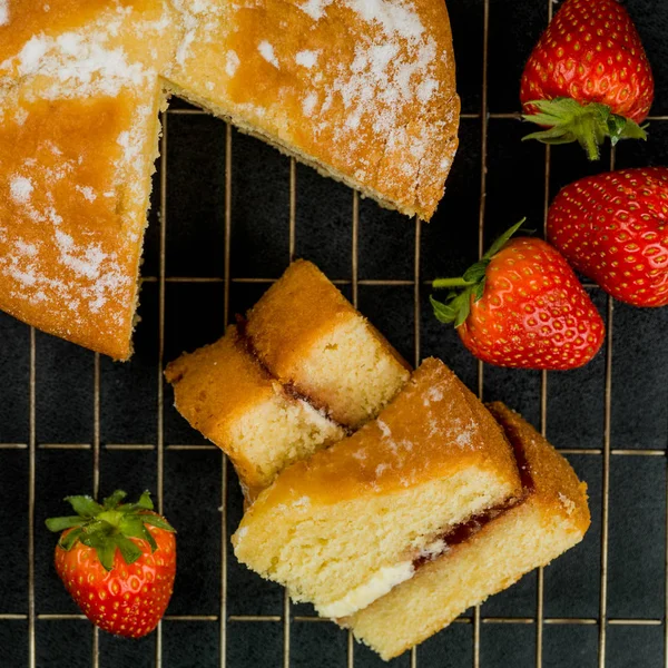 Victoria Sponge Cake con fresas frescas —  Fotos de Stock