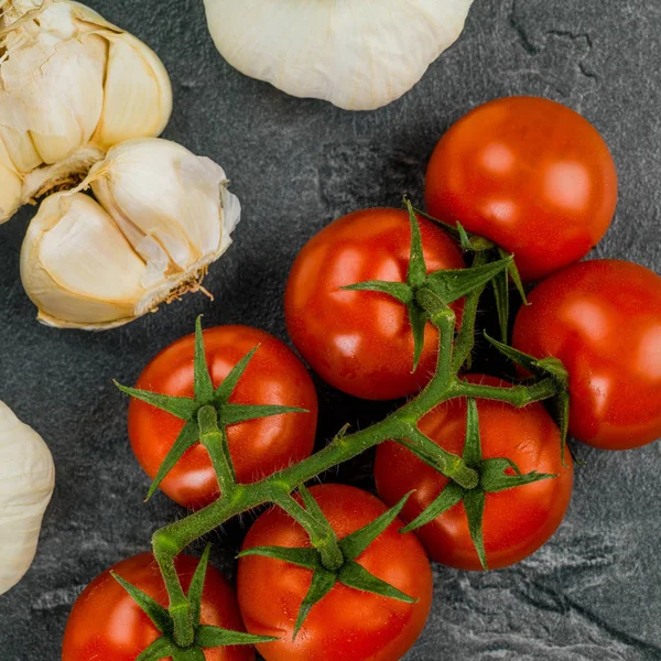 Tomates cultivados de vid ecológica con ajo — Foto de Stock