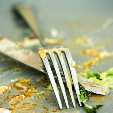 Yemekten Sonra Boş Bir Tabakta Bıçak ve Çatal