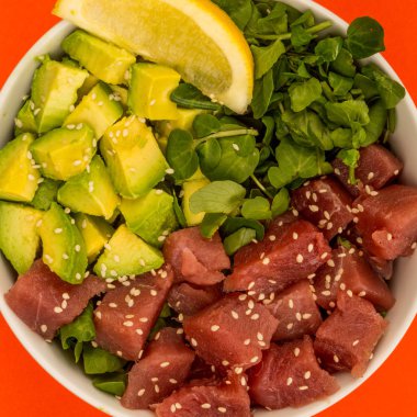 Avokado ve Watercress ile Taze Ham Ton Balığı Parçaları Kase