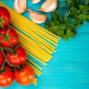 İtalyan Usulü Pişirme Malzemeleri Pasta Domates Fesleğen ve Garli