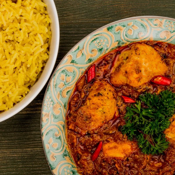 Curry piccante caldo del pollo di stile indiano con riso — Foto Stock