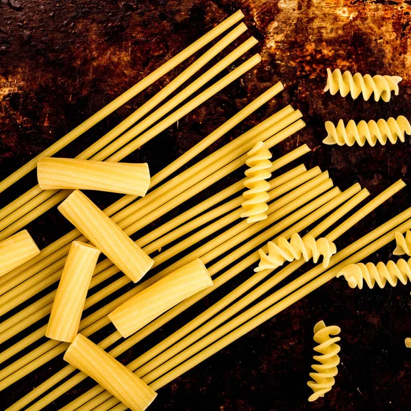 Pasta de estilo italiano seco não cozido — Fotografia de Stock