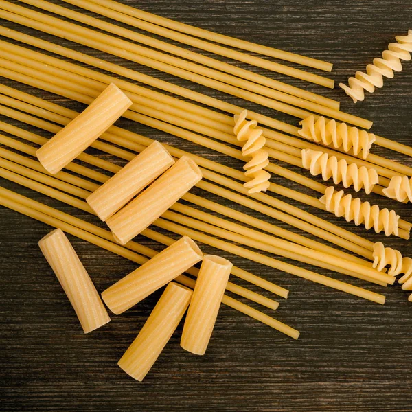 Pasta de estilo italiano seco não cozido — Fotografia de Stock