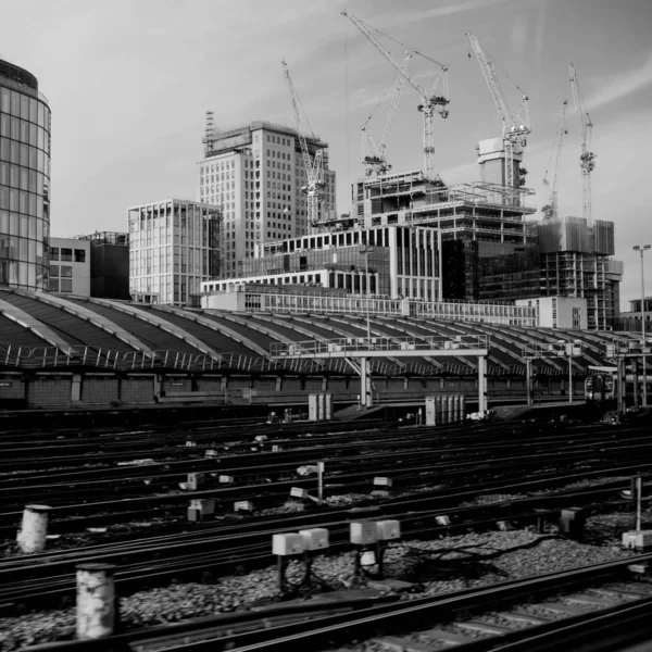Las vías férreas salen de la estación de Waterloo en Londres sin trenes — Foto de Stock