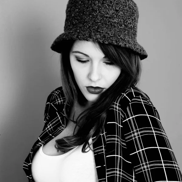 Jovem mulher vestindo uma camisa xadrez e um chapéu de lã — Fotografia de Stock