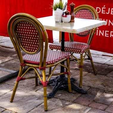 İki Dış Cafe Rouge Fransız Tarzı Restoran için Boş Masa