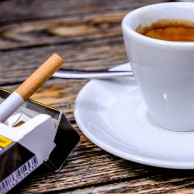 Sigara Bir Paket ile Taze Espresso Fincan