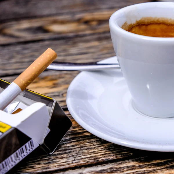 Tasse frischen Espresso mit einem Päckchen Zigaretten — Stockfoto