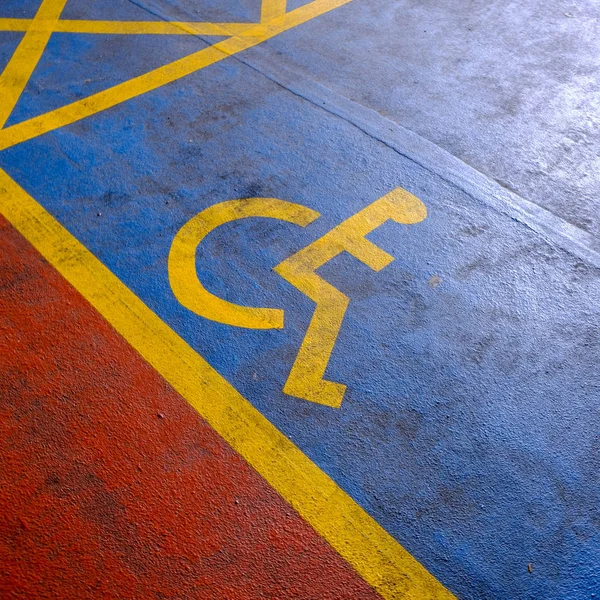 Espaço de estacionamento pintado para deficientes — Fotografia de Stock