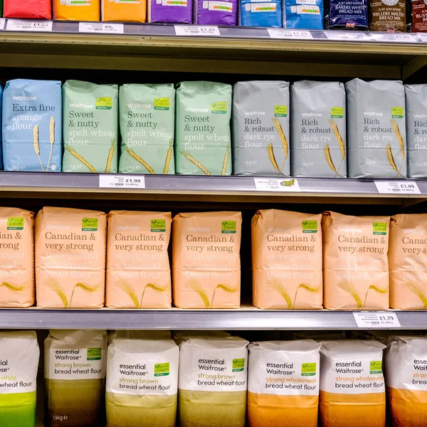 Выбор муки для выпечки в супермаркете — стоковое фото