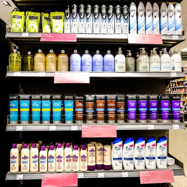 Cuidado personal y productos de champú para el cabello — Foto de Stock