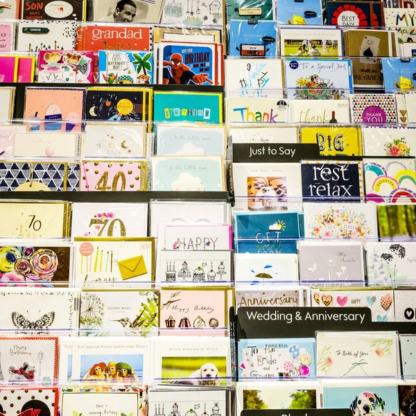 Seleção de Cartões Disponíveis em Supermercados — Fotografia de Stock