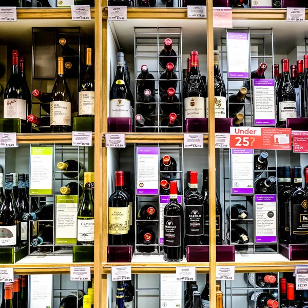 Sélection de marques de vin sur les étagères des supermarchés — Photo