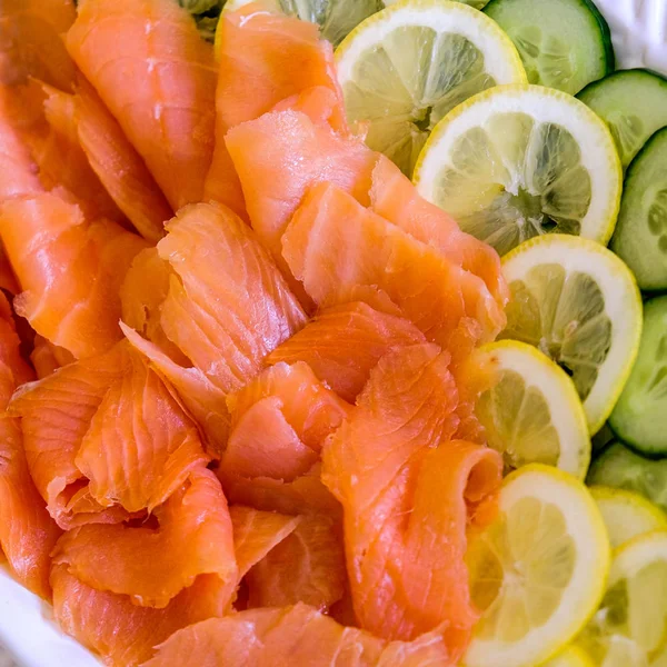 Plate of Fresh Smoked Salmon With Lemon and Cucumber — Stock Photo, Image
