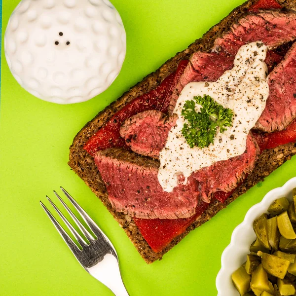 Rare Beef and Horseradish Open Sandwich — Stock Photo, Image