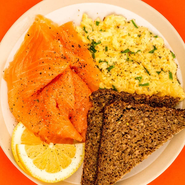 Smoked Salmon and Scrambled Eggs — Stock Photo, Image