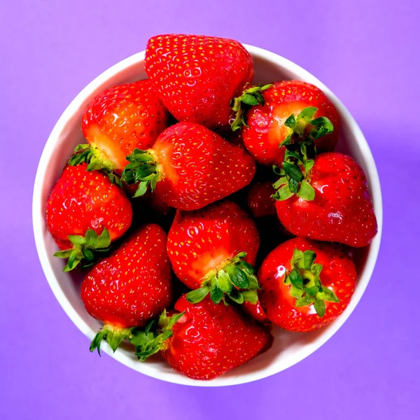 碗的新鲜成熟的草莓 — 图库照片