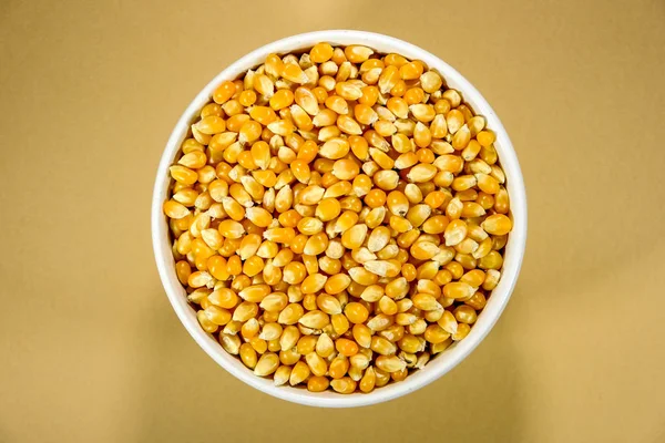 Schüssel mit ungekochtem Popcorn-Mais — Stockfoto