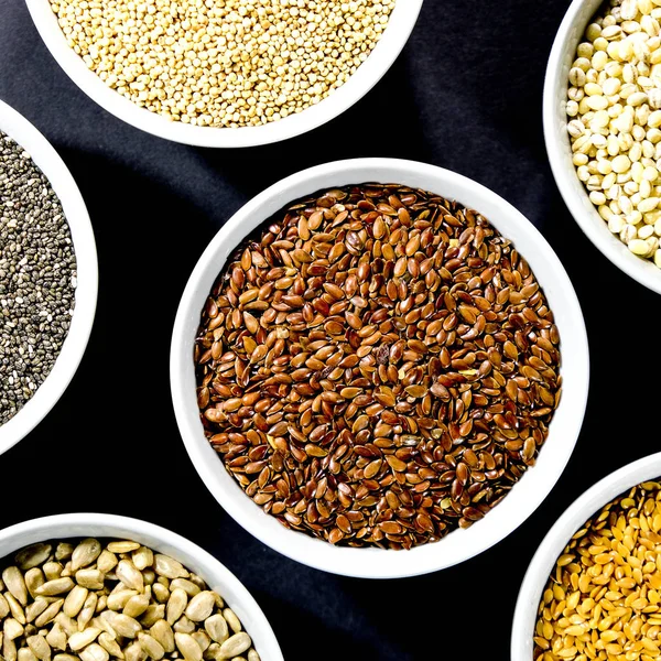 Výběr zdravých semen a přírodních zrn — Stock fotografie