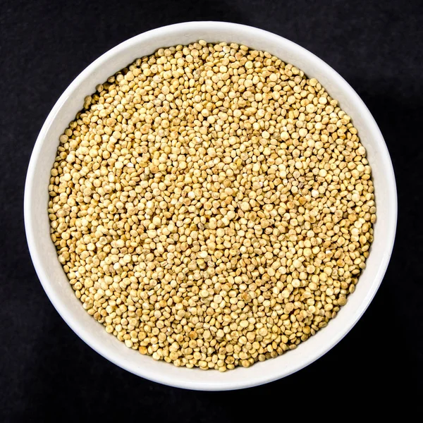 Tigela de sementes de quinoa secas ou secas — Fotografia de Stock