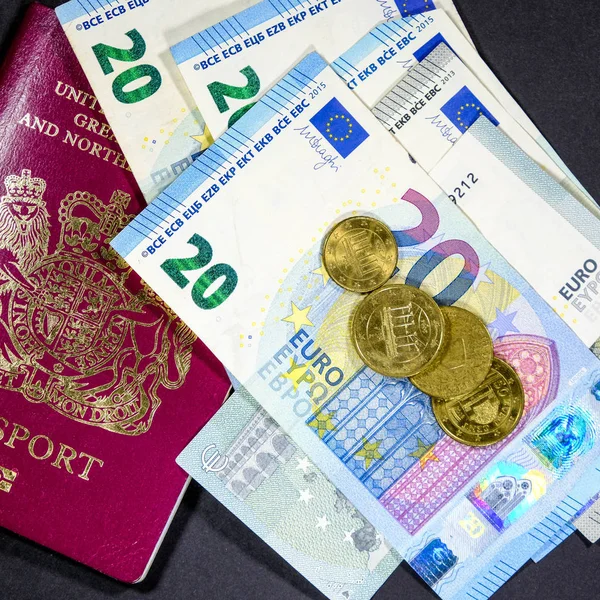 Euro Moneda Billetes de banco y monedas con pasaporte británico —  Fotos de Stock