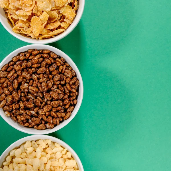 Tigela de arroz Krispies Frosties e Coco Pops cereais café da manhã — Fotografia de Stock