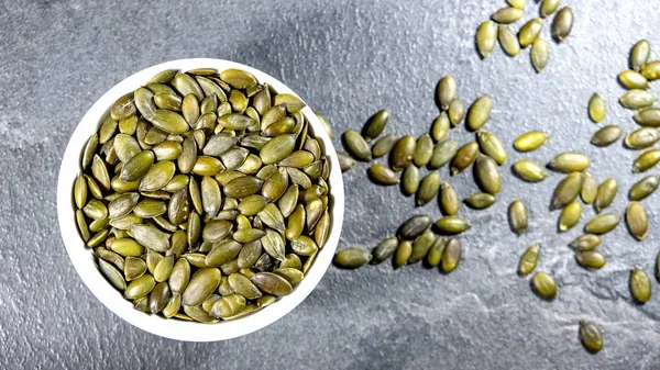 Neerkijkend op een kom gedroogde pompoenpitten — Stockfoto