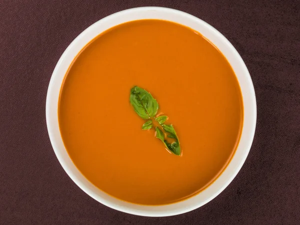 Kom met tomaat en basilicum soep — Stockfoto