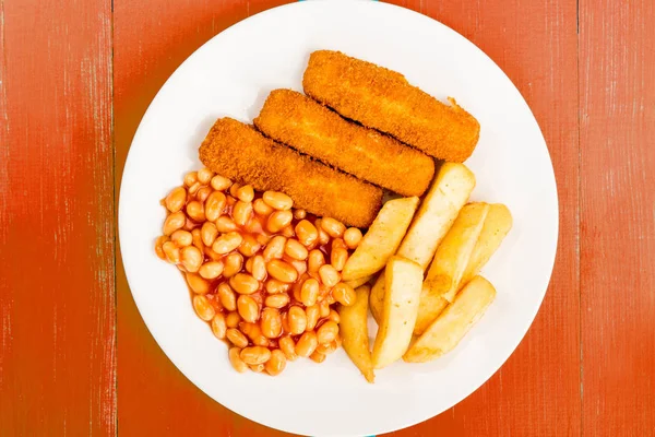 Dedos de bacalao a la parrilla con chips gruesos y frijoles horneados en salsa de tomate — Foto de Stock