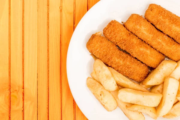 Grilled Cod Fish Fingers With Chunky Chips — Stock Photo, Image