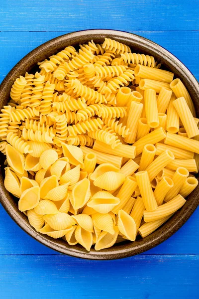 Seleção de seco não cozido italiano estilo Pasta Conchiglioni — Fotografia de Stock