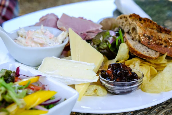 Beyaz Tabakta Ploughmans Öğle Yemeği — Stok fotoğraf