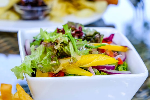 Bir Masada Karışık Renkli Yaz Salatası Kase