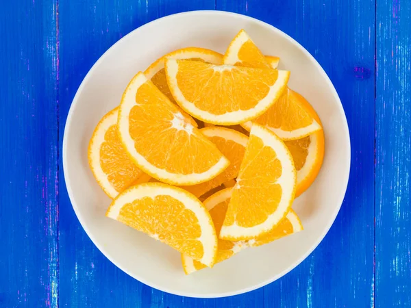 Corte recentemente fatias ou segmentos de laranja suculentos — Fotografia de Stock