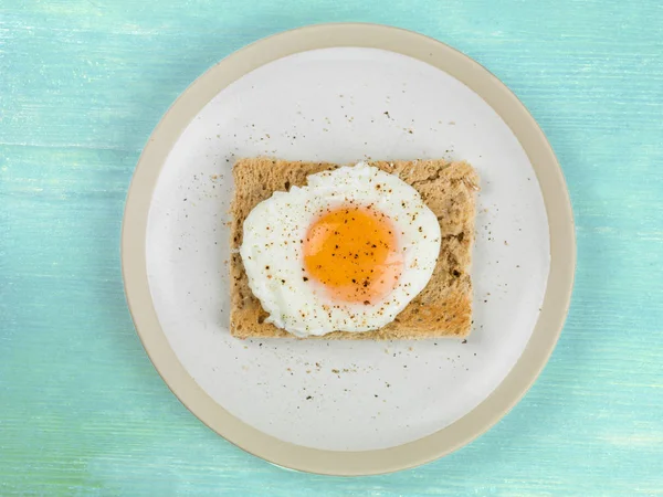 Pochiertes Ei auf Toastbrot — Stockfoto