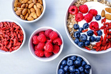 Taze Meyve ve Fındık ile Müsli Sağlıklı Kahvaltı Kase