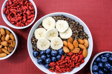 Quinoa Taze Meyve ve Fındık ile Sağlıklı Vejetaryen Kahvaltı Bowl