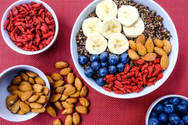 Quinoa Taze Meyve ve Fındık ile Sağlıklı Vejetaryen Kahvaltı Bowl
